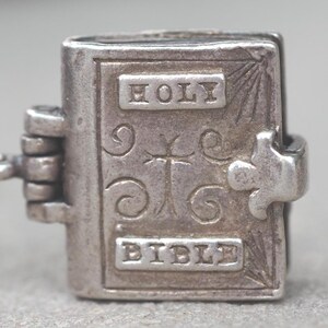 Bible vintage Nuvo silver charm or pendant - Opening
