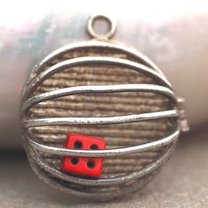Vintage silver cage pendant with miniature dice - Charm - Opening