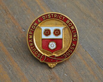 Southampton /& District Bowling Association Enamel Pin Vintage Emblem Badge England
