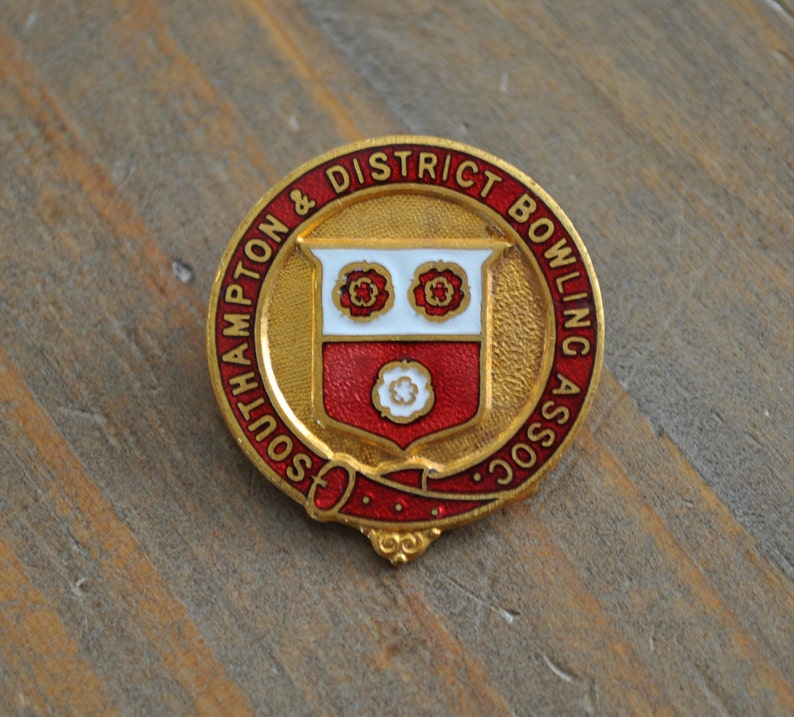 Southampton /& District Bowling Association Enamel Pin Vintage Emblem Badge England