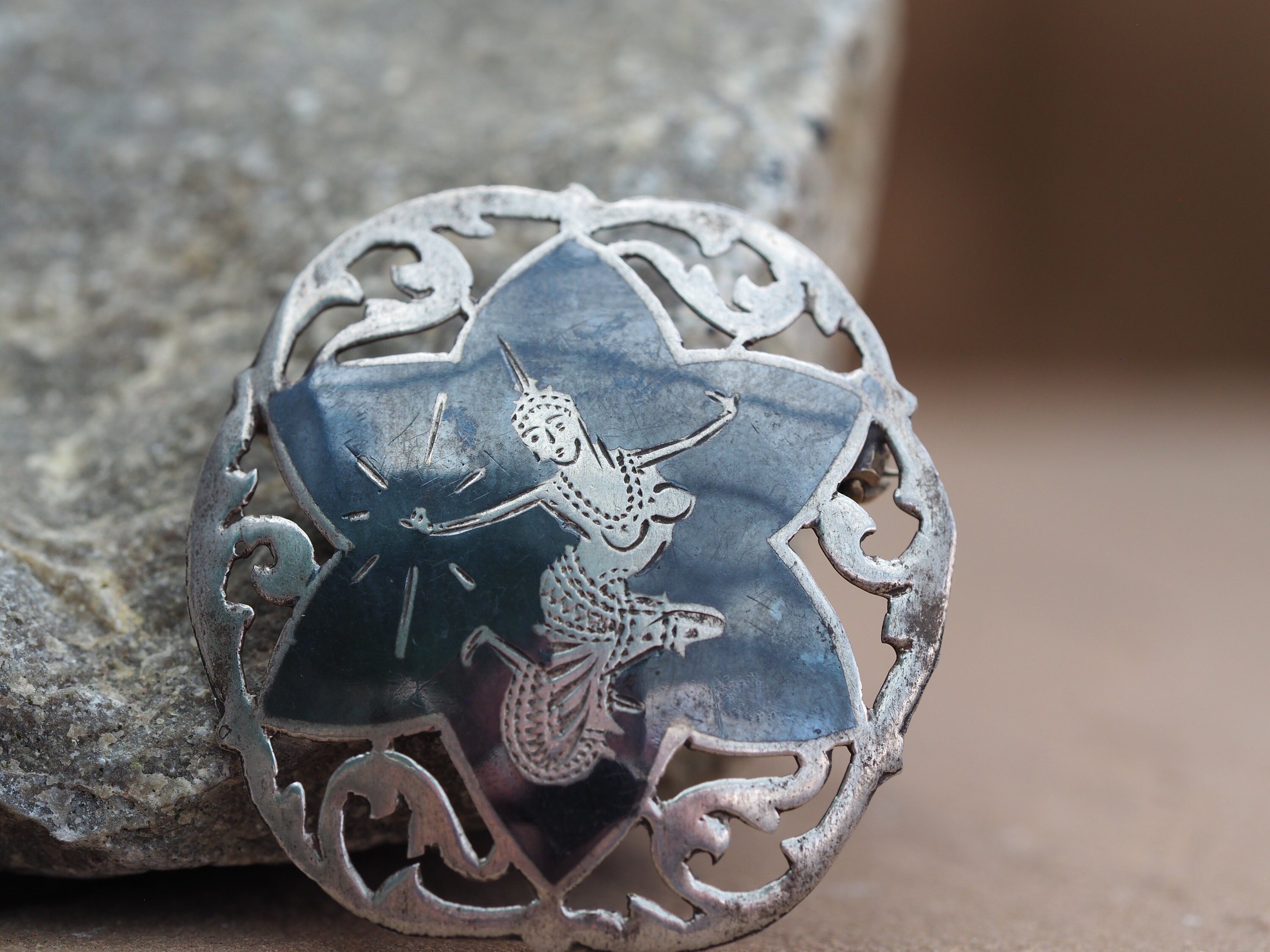 Broche Vintage En Argent Représentant Un Danseur Thaïlandais - Occasion En Bon état