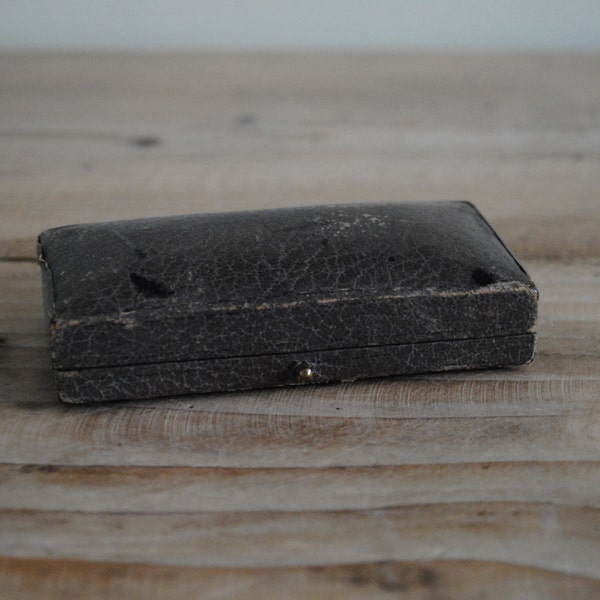 Vintage jewellery storage box - worn - antique