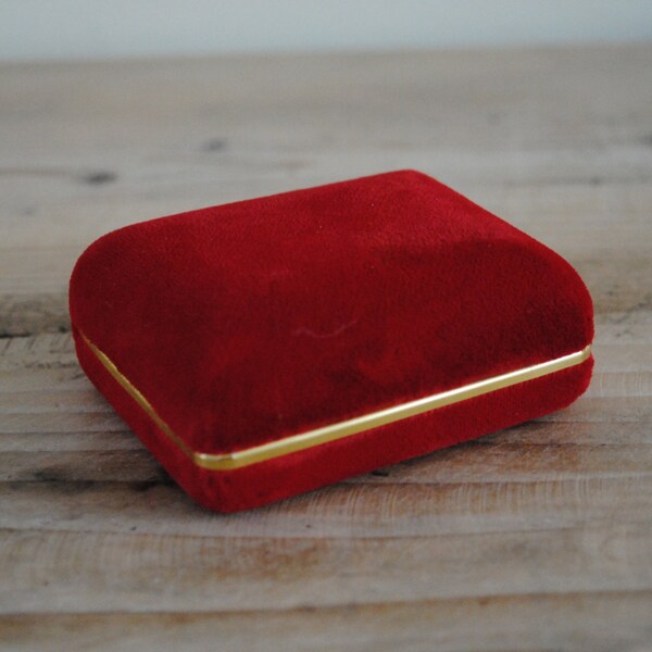 Vintage jewellery storage box - bright red, velvet - hard