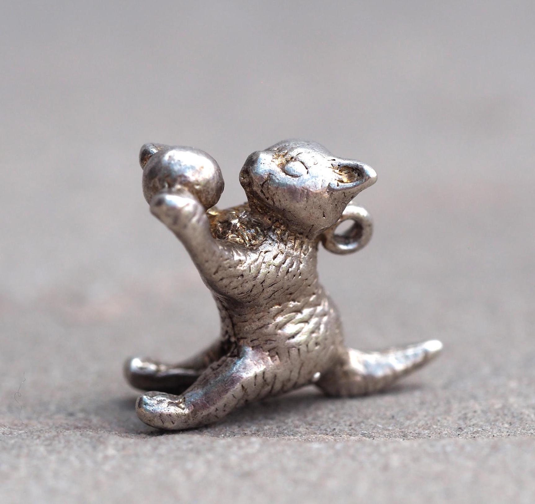 毛糸玉で遊ぶ猫のヴィンテージシルバーチャーム - ペンダント - Etsy 日本