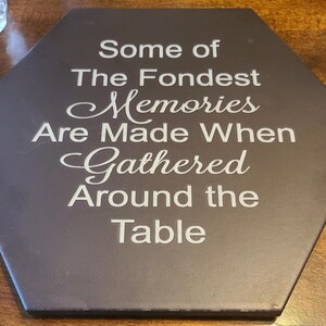 Könnte beinhalten: Dunkelgraue, sechseckige Dekoplatte mit weißem Text: "Some of The Fondest Memories Are Made When Gathered Around the Table".