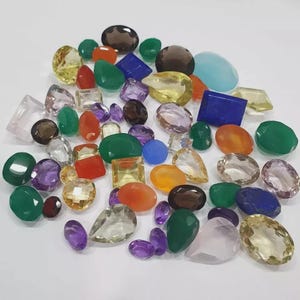 Lot de pierres précieuses naturelles en vrac pour plus de 100 carats