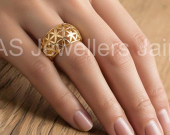 Könnte beinhalten: Ein goldfarbener Ring mit einem geometrischen Sternmuster. Der Ring ist breit und sitzt an einer Hand mit gepflegten Nägeln. Das offene Design des Rings lässt Licht durch. Der Text "AS Jewellers Jaipur" ist sichtbar.