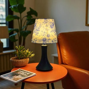 Vintage Floral Table Lamp – Soft Blue Flower Shade, Retro Bedside Light for Bedroom, Living Room, Cottagecore & Shabby Chic Decor
