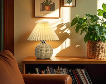 Lampe de table bohème en rotin avec abat-jour plissé | Lampe de chevet tissée | Décoration de chambre naturelle confortable