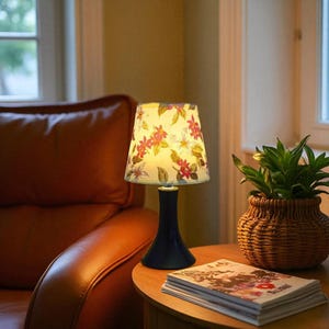 Vintage Floral Table Lamp with Fabric Shade – Warm Ambient Light for Bedroom, Living Room, Nightstand or Cozy Reading Corner