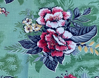 Könnte beinhalten: Ein grüner Stoff mit einem floralen Muster mit rosa, weißen und gelben Blumen und grünen Blättern.