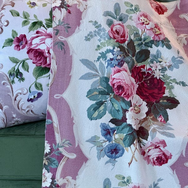 Cortina de tela vintage con ramos de rosas y cartela Hollywood Glam de los años 30, 4 unidades disponibles.