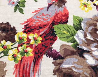 Tenda a drappeggio in tessuto vintage con uccelli rossi tropicali, stile Hollywood Regency, 2 disponibili.
