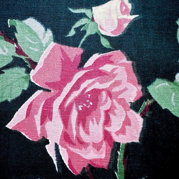 Elegante tela vintage estilo Hollywood Glam de los años 30 con rosas color sorbete sobre fondo verde azulado oscuro, ideal para tapicería, cojines y decoración del hogar.