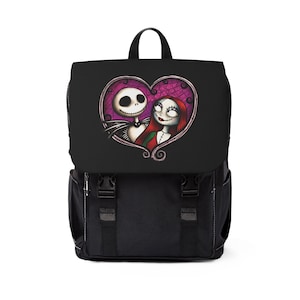 Op de afbeelding: Zwarte rugzak met een hartvormige afbeelding van Jack Skellington en Sally uit The Nightmare Before Christmas. De afbeelding staat tegen een paarse achtergrond. De rugzak heeft een handvat aan de bovenkant, verstelbare bandjes en gespsluitingen.