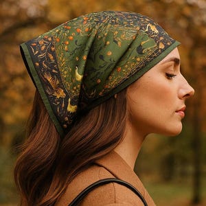Luxus Grünes Satin Tuch mit Vögel und Botanischen Print - 53 x 53 cm, quadratisches Bandana, Elegantes Kopftuch, Halstuch, Haarschmuck