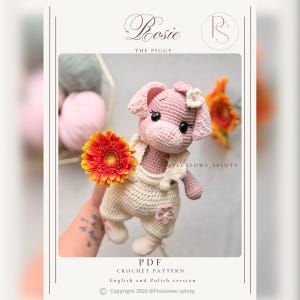 Puede incluir: Una muñeca de cerdo tejida a crochet llamada Rosie the Piggy, hecha con hilo rosa claro, ojos de seguridad negros y un overol color crema con una flor. El cerdo sostiene una flor gerbera naranja y amarilla. Texto: PDF CROCHET PATTERN.