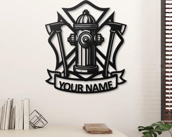 Gepersonaliseerde metalen wanddecoratie voor brandweerlieden: Maltezer kruis, bijl en brandkraan.