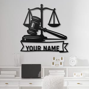 Personalisiertes Geschenk für Rechtsanwälte, Benutzerdefiniertes Name Attorney Schild, Waage der Gerechtigkeit Metall Wandkunst, Kanzlei Dekor, Richterhammer, Abschlussfeier der Jurafakultät