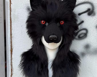 灰色オオカミのファースーツマスク。リアルなファーコスチューム