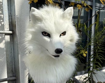 灰色オオカミのファースーツマスク。リアルなファーコスチューム