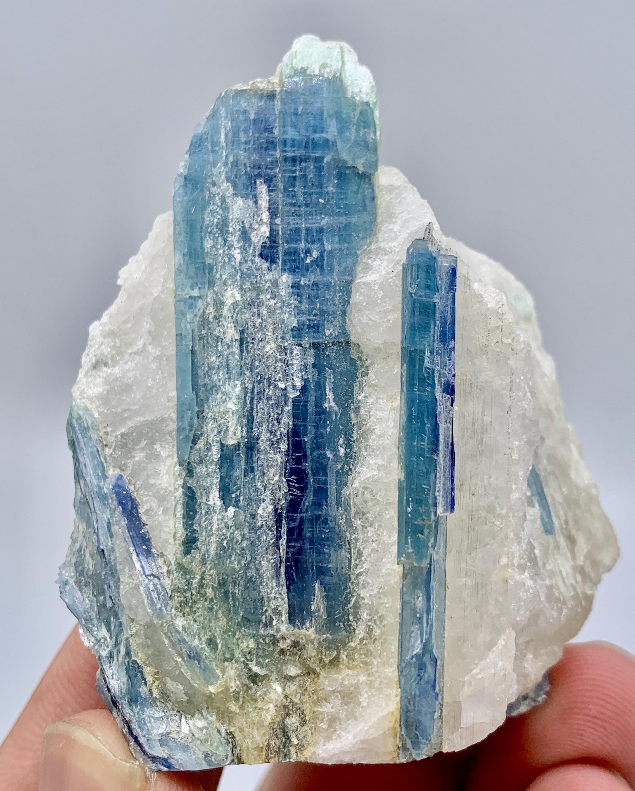 118g　母岩付き　カイヤナイト　鉱物標本　美品 母岩入りブルーカイヤナイト結晶：アフガニスタン産鉱物標本、95.9