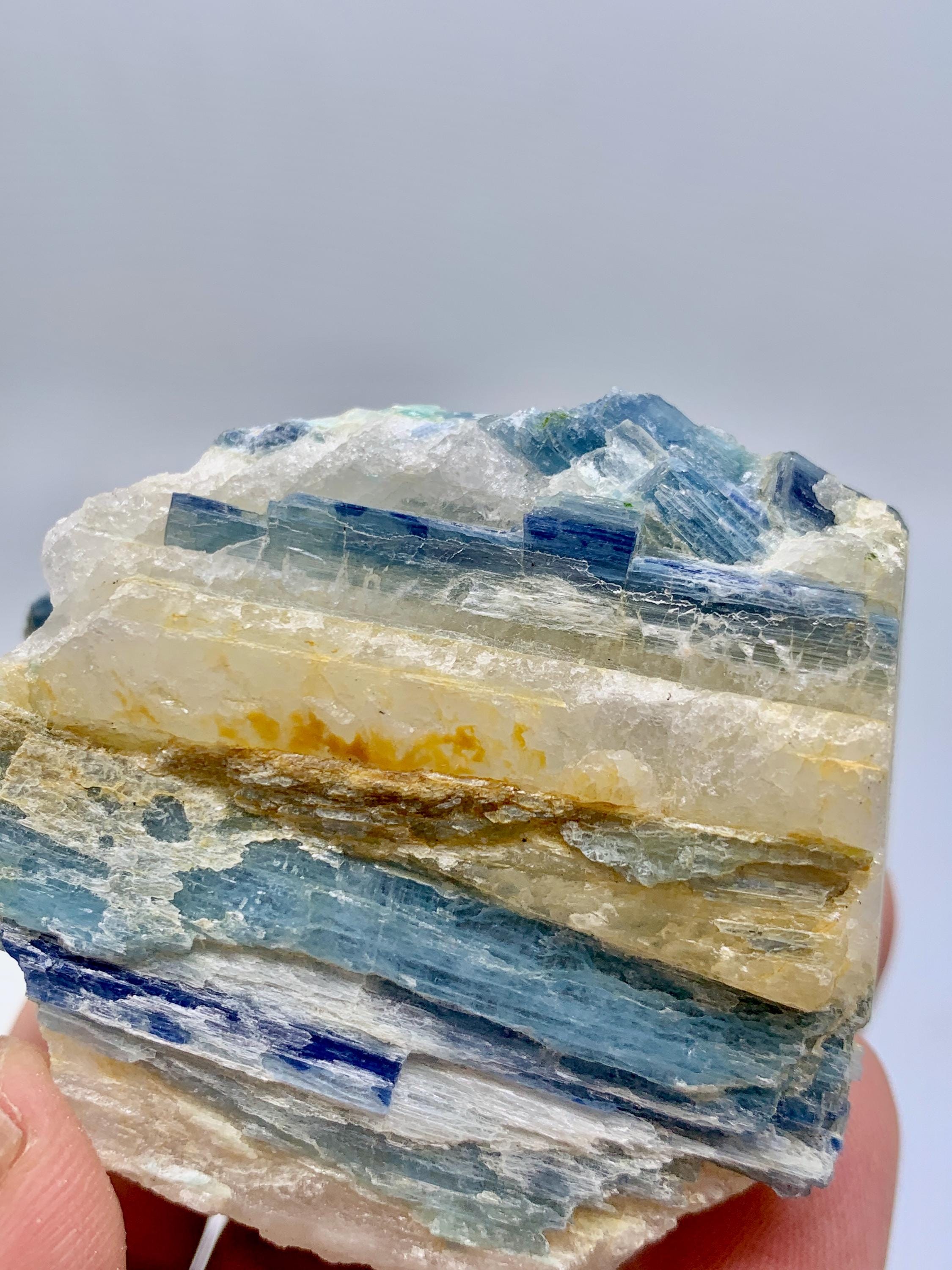 母岩入りブルーカイヤナイト結晶：アフガニスタン産鉱物標本、95.9