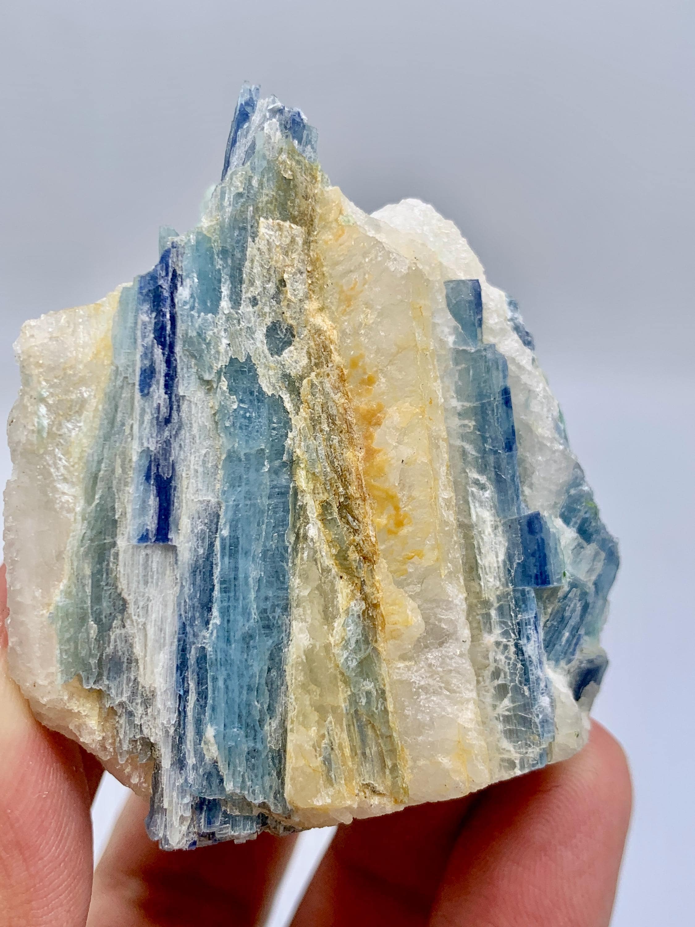 母岩入りブルーカイヤナイト結晶：アフガニスタン産鉱物標本、95.9