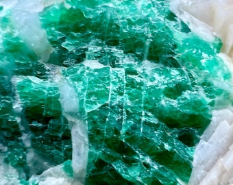 Cristales curativos de esmeralda natural en matriz, artículo coleccionable de 103 gramos.
