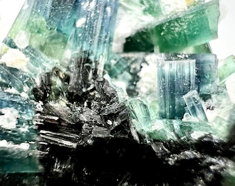 Muestra de cristales de turmalina indicolita natural: combinación de matriz de Afganistán, 35 gramos.