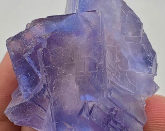 Espécimen de fluorita de forma cúbica fantasma fluorescente natural de 33 gramos de Baluchistán.