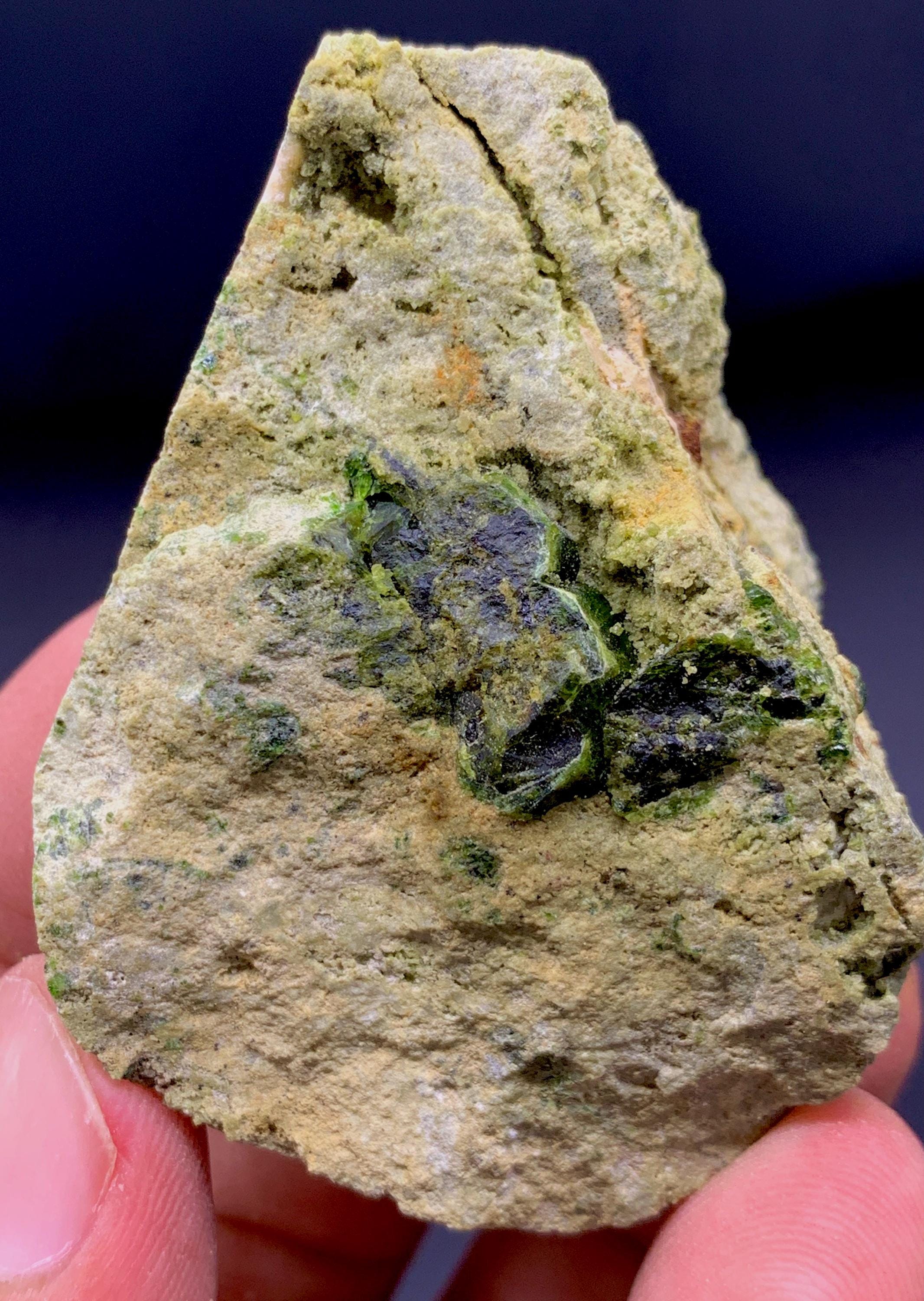 アフガニスタン産の母岩と組み合わされた、信じられないほど魅惑的な