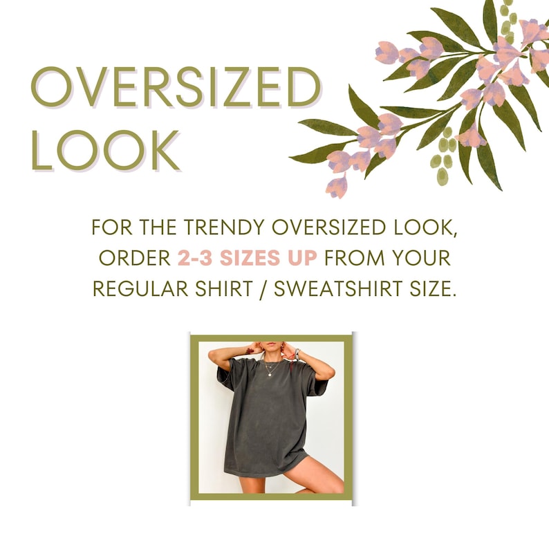 Puede incluir: Imagen que promociona un look oversize. El texto dice "OVERSIZED LOOK" y "FOR THE TRENDY OVERSIZED LOOK, ORDER 2-3 SIZES UP FROM YOUR REGULAR SHIRT / SWEATSHIRT SIZE." Una persona lleva una camiseta oversize gris oscuro.