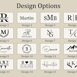 Puede incluir: Gr&aacute;fico beige con el texto "Design Options". Diecis&eacute;is opciones de dise&ntilde;o se muestran en cuadros rectangulares, cada uno con una combinaci&oacute;n &uacute;nica de texto, iniciales o gr&aacute;ficos. Los dise&ntilde;os incluyen nombres, iniciales y fechas.