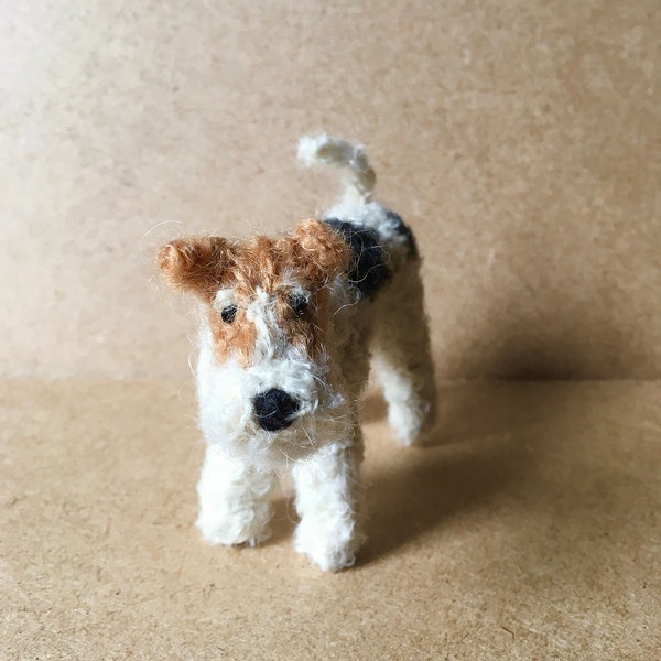 Chien Fox Terrier métallique en tricot