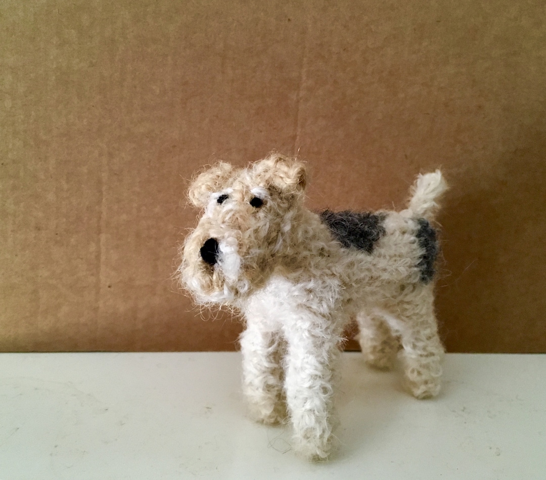 ワイヤーフォックステリアのニット犬（グレーまたは黒のマーキング