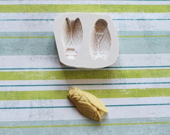 Mold of 2 cicadas 4 cm in soft white silicone of superior quality