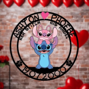 Peut inclure: Une décoration murale circulaire en métal noir représentant les personnages Stitch et Angel de Lilo & Stitch. Le texte indique "Ashton Her Stitch" et "Phoebe His Angel". Un cœur rose et la date "19.07.2000" sont également inclus.