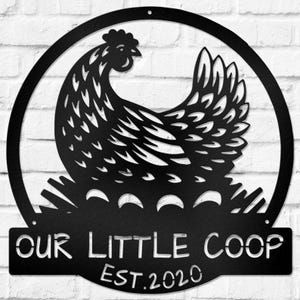 Placa de metal Our Little Coop, decoração rústica para galinheiro, placa para galinheiro de quintal, placa para galinhas de fazenda, presente personalizado para amantes de galinhas