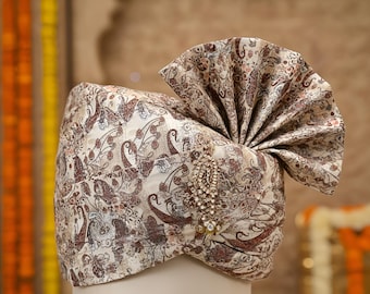 Elegante turbante estampado floral para hombre, ideal para bodas y ceremonias tradicionales.