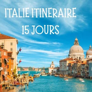 Peut inclure: Vue pittoresque de Venise, Italie, avec des canaux, des bâtiments et des bateaux sous un ciel bleu clair. Le texte "ITALIE ITINERAIRE 15 JOURS" est affiché en blanc. L'image représente une destination de voyage.