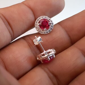 Örhängen i 925 sterlingsilver med Halo-rubin, labbet 7 MM oval röd ädelsten