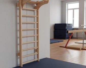 Könnte beinhalten: Eine hölzerne Sprossenwand mit horizontalen Sprossen und einer Klimmzugstange. Die Leiter ist aus hellem Holz gefertigt und an einer hellgrauen Wand befestigt. Eine blaue Matte liegt auf dem Boden.
