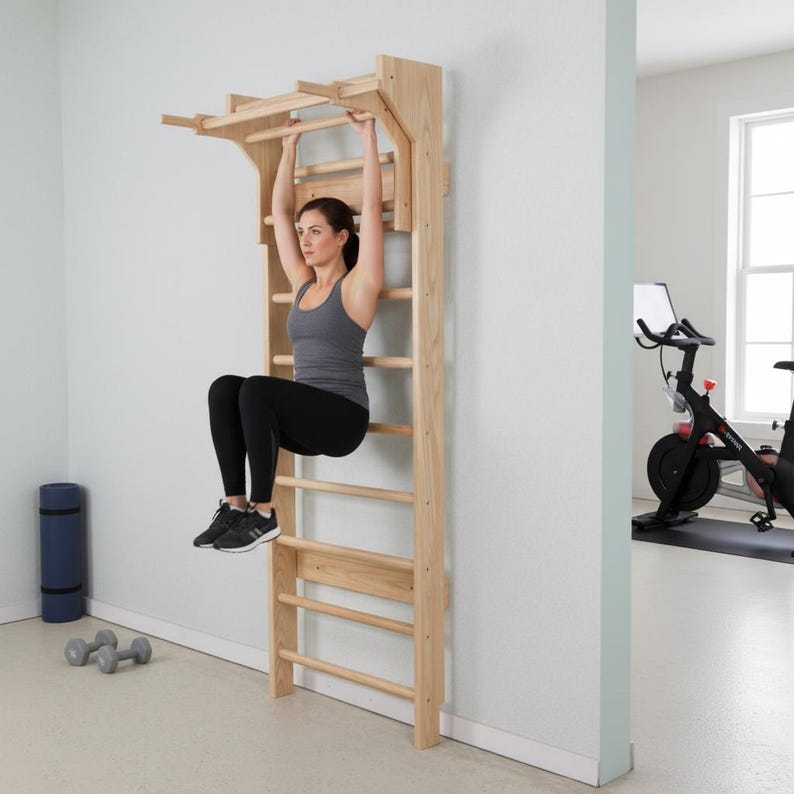 Puede incluir: Una espaldera de madera montada en la pared que cuenta con una serie de pelda&ntilde;os horizontales y una barra de dominadas integrada en la parte superior. La estructura est&aacute; hecha de madera clara y fijada a una pared vertical para ejercicios.