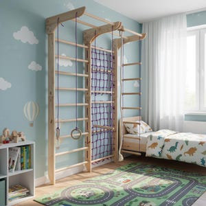 Op de afbeelding: Houten klimrek met een ladder, touw en ringen. Een paars cargonet is aan het frame bevestigd. Het frame staat in een kinderkamer met een bed, vloerkleed en behang met wolkenpatroon.