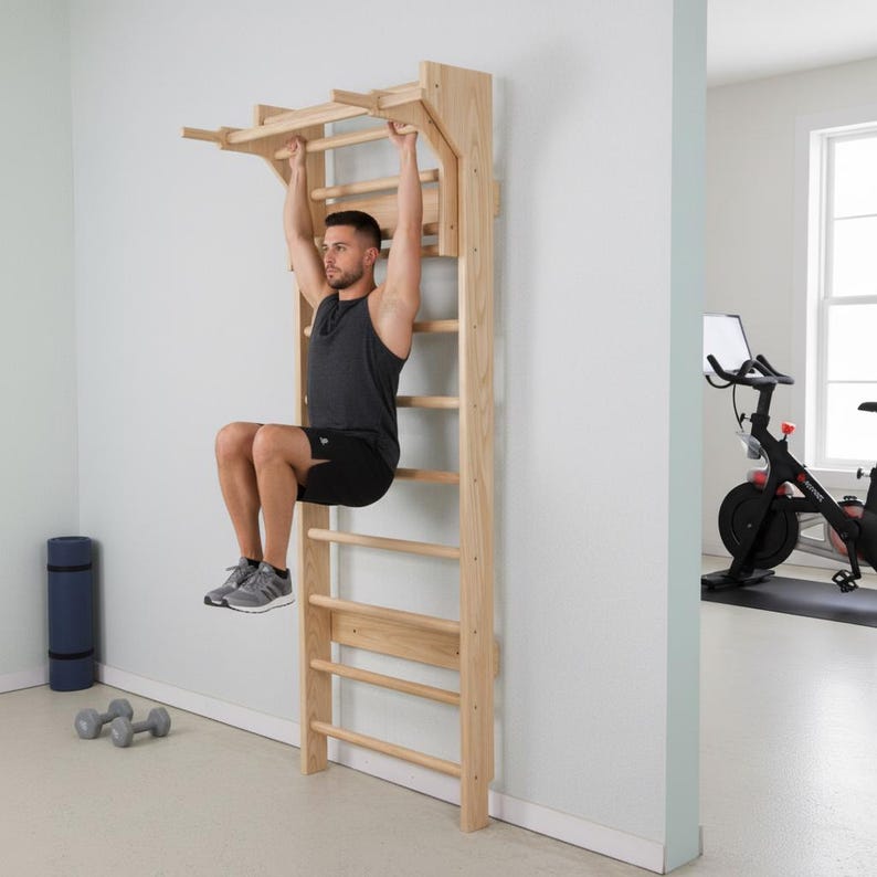 Puede incluir: Una espaldera de madera montada en la pared que cuenta con una serie de pelda&ntilde;os horizontales y una barra de dominadas integrada en la parte superior. La estructura est&aacute; fabricada en madera natural clara y fijada a una pared vertical.