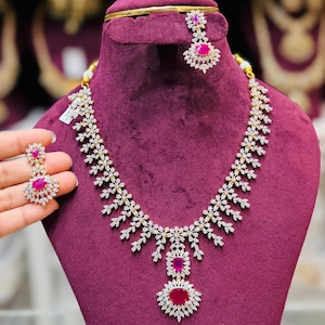 Rubinrote CZ Halsketten - Braut Blumenschmuck mit Ohrringen - Vergoldetes indisches Hochzeitshalsketten-Set
