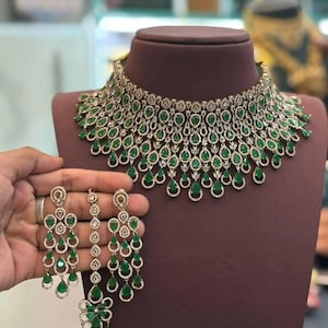 Grand Kundan Emerald Green Stone Bridal Choker Necklace Set with Long Statement Earrings – Indian Wedding Jewelry for Women.