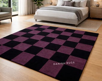 Tappeti fatti a mano Tappeto a scacchi viola e nero: moderno elemento geometrico per camera da letto minimalista, soggiorno e spazi contemporanei.