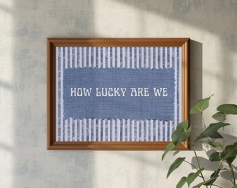 Pôster rústico "Que Sorte Temos Nós" para Casa de Campo - Arte de Parede Vintage em Tecido Azul